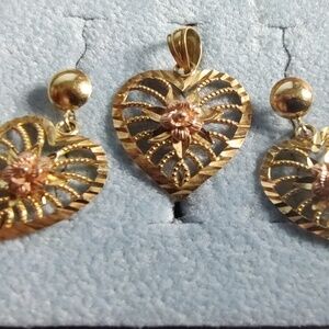 ELEGANT 10K YELLOW GOLD HEART SHAPE EARRINGS & PENDANT SET WITH ROSES